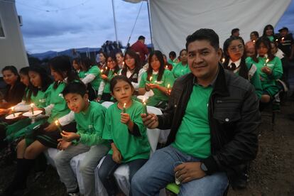 Alumnos y familiares del Telebachillerato comunitario No. 62 en la comunidad de San José Monte Chiquito, en Santiago Miahuatlán, Puebla.