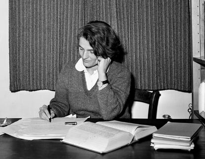 La escritora Carmen Laforet, en Madrid en 1962.