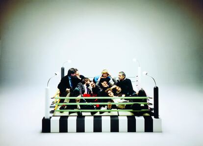 El japonés Masanori Umeda diseñó un ring para que los fundadores
de Memphis pudieran dormir o hablar. Su retrato es la imagen icónica del grupo.