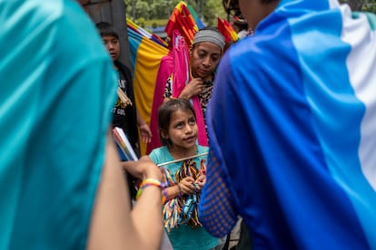 Un vende pulseras y banderas durante el desfile anual del Orgullo LGBTQ+ en Ciudad de México.