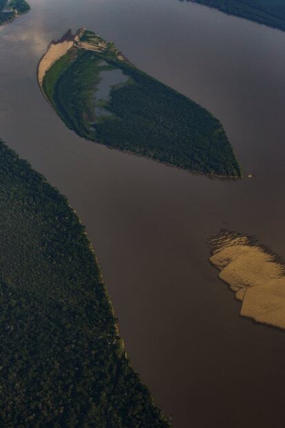 El Amazonas en la temporada de lluvias, cuando por sus crecidas inunda tierras y boques. 