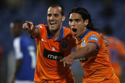 Micael y Falcao celebran un gol con el Oporto.