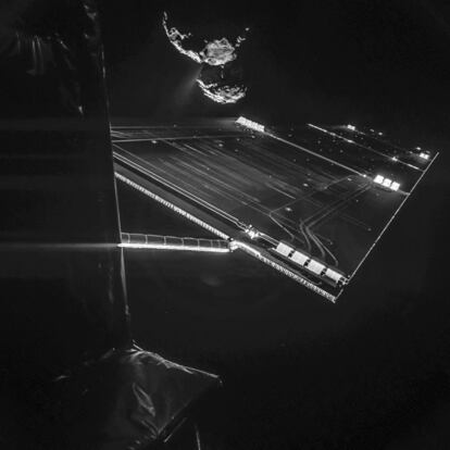 La Agencia Espacial Europea ESA, muestra parte de la nave espacial Rosetta delante del cometa 67P / Churyumov-Gerasimenko a una distancia de unos 16 km de la superficie del cometa. La imagen fue tomada el 7 de octubre.