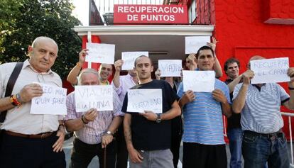 Alumnos del curso de recuperación de puntos muestran en un cartel su sueño.