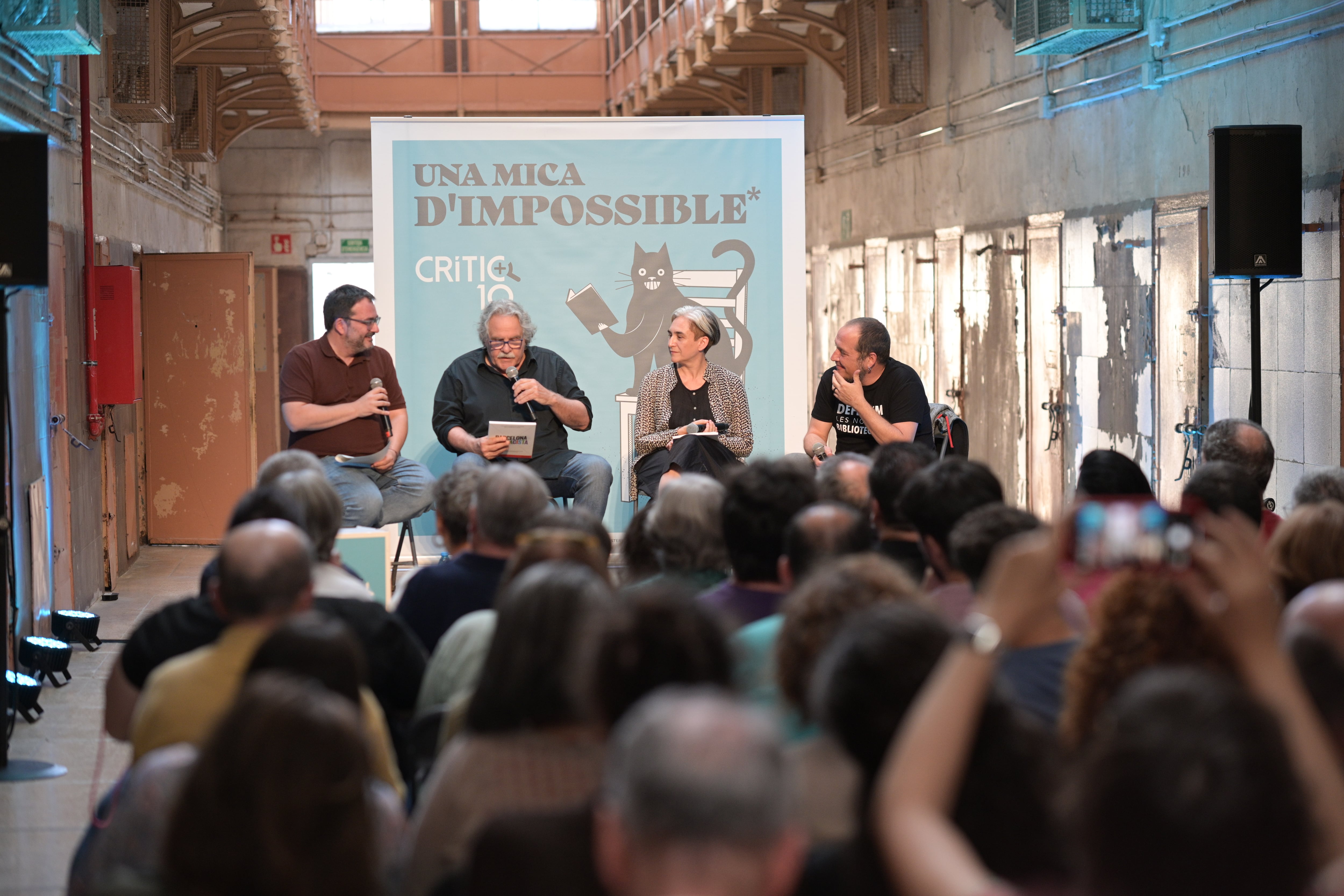 Roger Palà con Joan Tardà, Ada Colau y David Fernández, durante el debate de Crític en la Model, este jueves. / Ivan Giménez \ CRÍTIC