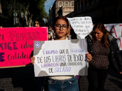 Un grupo de estudiantes se manifestó en contra de los nuevos libros de texto de la SEP, en agosto de 2023.