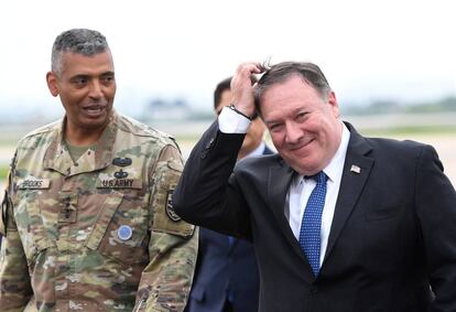 El secretario de Estado, Mike Pompeo, junto al general Vincent K. Brooks en la base de Pyeongtaek (Corea del Sur).