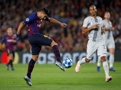 El delantero del Barcelona, Luis Suárez, dispara a puerta en una ocasión de su equipo.