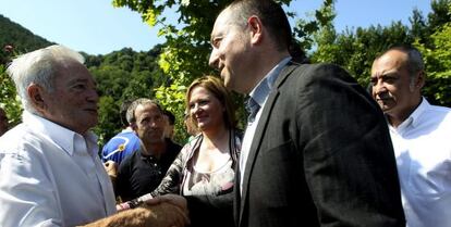 Un hermano de Joxemari Korta (izquierda) saluda a Pernando Barrena y a Martín Garitano.