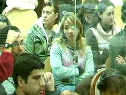 Zahira Obaya, herida en los atentados del 11-M, sigue el juicio junto al cristal blindado que la separa de los procesados.