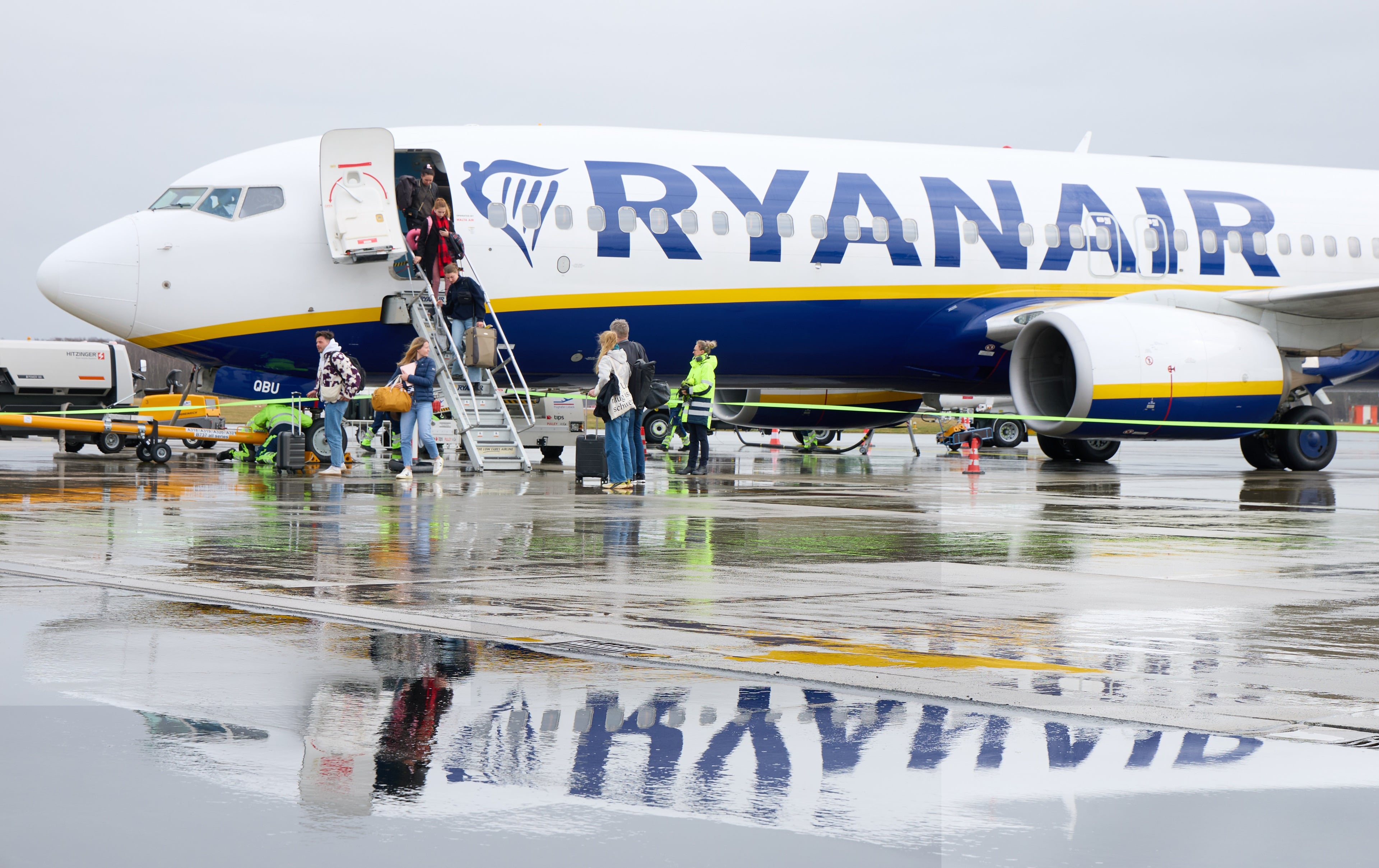 La batalla contra Ryanair, Easyjet, Vueling o Volotea por el cobro del equipaje de mano escala hasta Bruselas