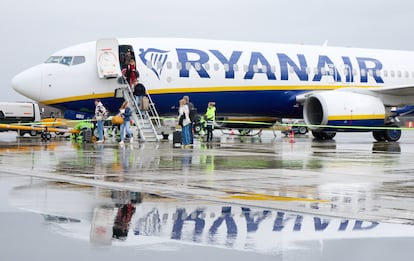 Pasajeros procedentes de Mallorca desembarcan de un avión de Ryanair tras aterrizar en el aeropuerto de Lübeck (Alemania).
