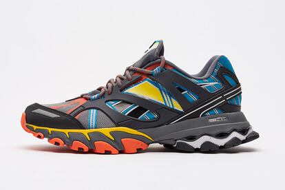 Qué: las DMX Trail Shadow de Reebok.

Qué dicen de ti: en los primeros 2000 hacías trekking, pero ahora te conformas con la suscripción mensual al gimnasio de la esquina. Calzas deportivas casi a diario y las combinas con todo. Las coleccionas y las ordenas por colores en el armario.

Cuánto: unos 180 euros.