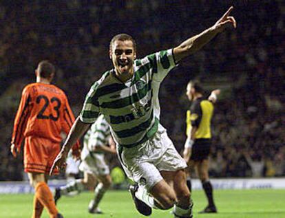 Larsson celebra el gol del Celtic al borde del descanso.