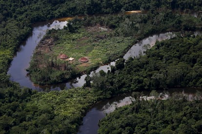 Uma aldeia indígena yanomami durante uma operação do Ibama contra garimpos ilegais em Roraima, em abril de 2018. 