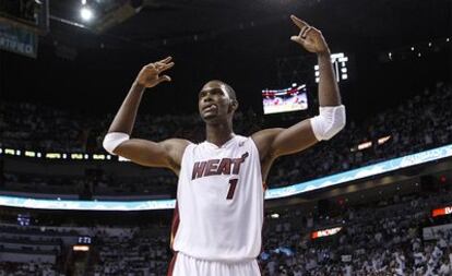 Chris Bosh celebra un punto