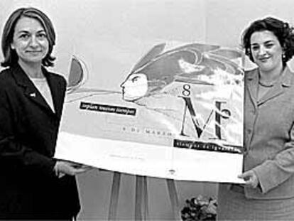 Araceli Rubio y Teresa Jiménez (a la derecha), ayer, en la sede del IAM, en Sevilla.