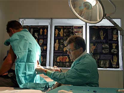 Administración de una inyección epidural a un enfermo en la Unidad del Dolor del hospital Ramón y Cajal de Madrid.
