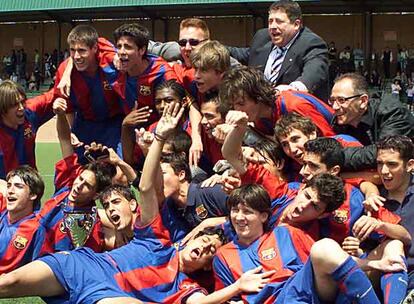 Messi llega a Barcelona en el año 2000 con trece años e ingresa en las categorías inferiores del club, donde coincide con jugadores como Cesc Fábregas. Tres años después, debuta con el primer equipo.