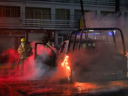 Un grupo de alumnos de la Normal de Ayotzinapa quemó una patrulla de la Policía del Estado de Guerrero tras la muerte de un estudiante la noche de este jueves.