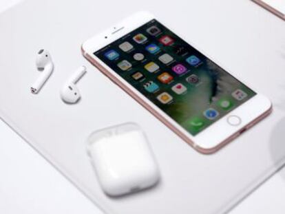 Apple elimina os fios para ouvir música e falar no celular