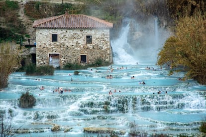 Bañistas en las termas públicas de Saturnia.
