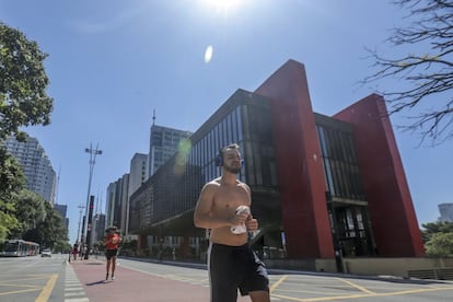 Pessoas praticam corrida na avenida Paulista na semana passada.