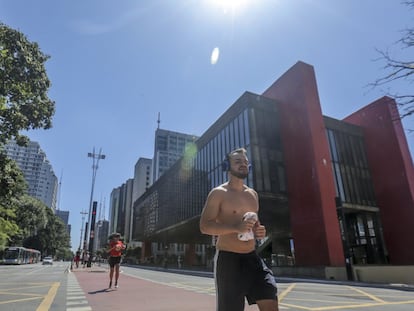 Pessoas praticam corrida na avenida Paulista na semana passada.