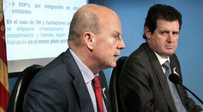 Los consejeros Máximo Buch y Jesús Ciscar tras un pleno del consell.