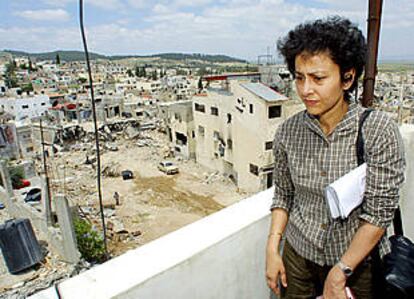 Irene Khan, secretaria general de Amnistía Internacional, contempla la destrucción causada en el campamento de refugiados de Yenín.