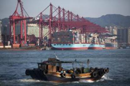 Un barco con contenedores atraca en la terminal de carga de Kwai Tsing en Hong Kong (China). EFE/Archivo