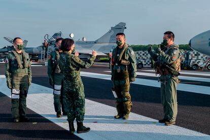 La presidenta taiwanesa, Tsai Ing-wen, habla con personal militar en una foto tomada el 15 de septiembre