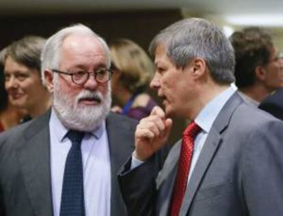 El ministro español de Agricultura, Alimentación y Medio Ambiente español, Miguel Arias Cañete (i), conversa con el comisario de Agricultura, Dacian Ciolos. EFE/Archivo