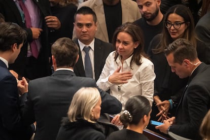 María Claudia Tarazona, esposa del Uribe Turbay, llega al velorio de su esposo en el Capitolio.