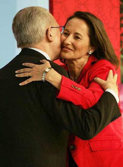 Royal recibe el beso de Jacques Delors, ayer Lille.