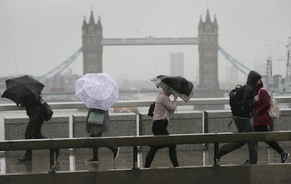 La amenaza terrorista en el Reino Unido se mantiene en un nivel "severo", el cuarto en una escala de cinco, que corresponde con una alta probabilidad de que se produzca un nuevo ataque. En la imagen, viandantes cruzan el London Bridge con el Tower Bridge al fondo, el 6 de junio del 2017.