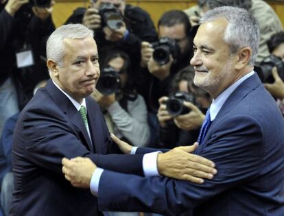 Javier Arenas felicita a José Antonio Griñán tras ser elegido presidente.