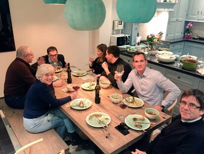 Ex-Catalan leader Carles Puigdemont (r) has dinner with a member of the New Flemish Alliance in Leuven, Belgium, on November 16.