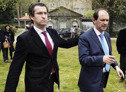 Alberto Núñez Feijóo y Rafael Louzán en una reunión del Partido Popular de Pontevedra celebrada en Soutomaior.