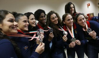 Las jugadoras de la selección femenina de balonmano posan con las medallas. 