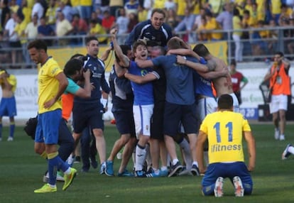 Los jugadores del Oviedo celebran su ascenso en 2015.