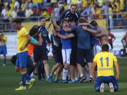 Los jugadores del Oviedo celebran su ascenso en 2015.