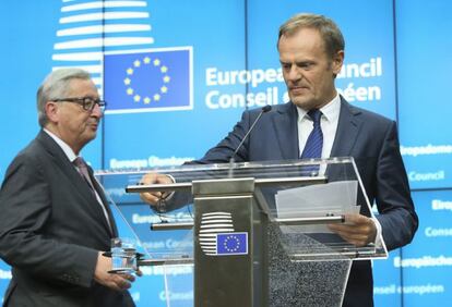 El presidente del Consejo Europeo, Donald Tusk, y el presidente de la Comisi&oacute;n Europea, Jean-Claude Juncker, en la rueda de prensa al t&eacute;rmino del primer d&iacute;a del Consejo Europeo en Bruselas.