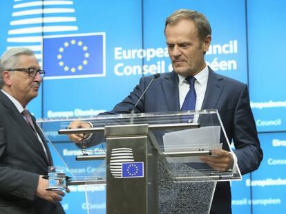 El presidente del Consejo Europeo, Donald Tusk, y el presidente de la Comisi&oacute;n Europea, Jean-Claude Juncker, en la rueda de prensa al t&eacute;rmino del primer d&iacute;a del Consejo Europeo en Bruselas.