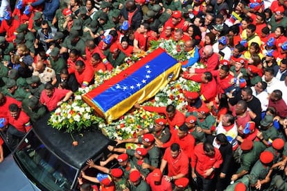 View of the hearse carrying the coffin of Venezuelan President Hugo Ch&aacute;vez while leaving Caracas&#039; Military Hospital. 