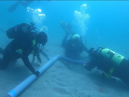 Tres arqueólogos extraían la arena sobre el barco medieval del siglo XIII encontrado en Ribadeo.