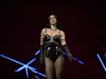 Dua Lipa durante un concierto en Ámsterdam.