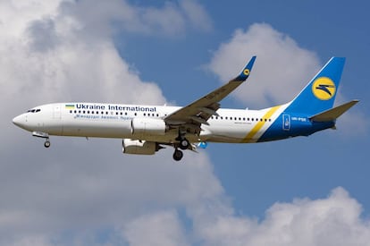 Un Boieng 737-800 de la aerolínea Ukraine International Airlines en Budapest (Hungría)