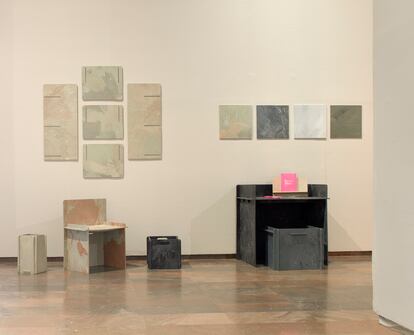 Piezas realizadas a partir de botes de detergente, transformadas en cuadrículas para conformar muebles, actualmente expuestas en una muestra en el Centro del Carmen de Cultura Contemporánea de Valencia.