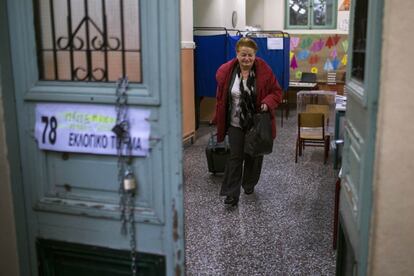 Una dona surt d'una escola de primària d'Atenes, després d'haver votat.